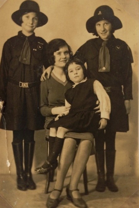 Four youngest daughters of Edmund Huxley (left to right) Margery Edna, Rose Ellen, Barbara Beryl and Kathleen Mary