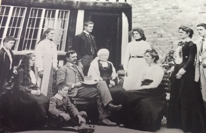 The Idiens family at Wickhamford Manor in the early 1900s