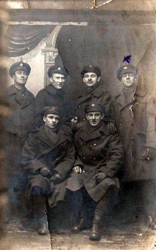 Norris Haines ( X ) with some of his fellow soldiers in the Great War.