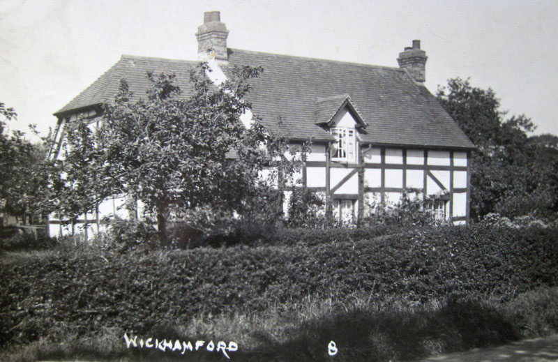A postcard of Robin Cottage before its alteration to a thatched structure in the 1930s. The card was posted in 1928 by Mary Robbins to her daughter Lizzie and states that this was ‘our house’. 