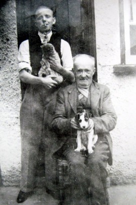An elderly John George Field with his son William (‘Bill’ damaged his knee as a 14-year-old and was left with a stiff leg, so could not serve in the War)